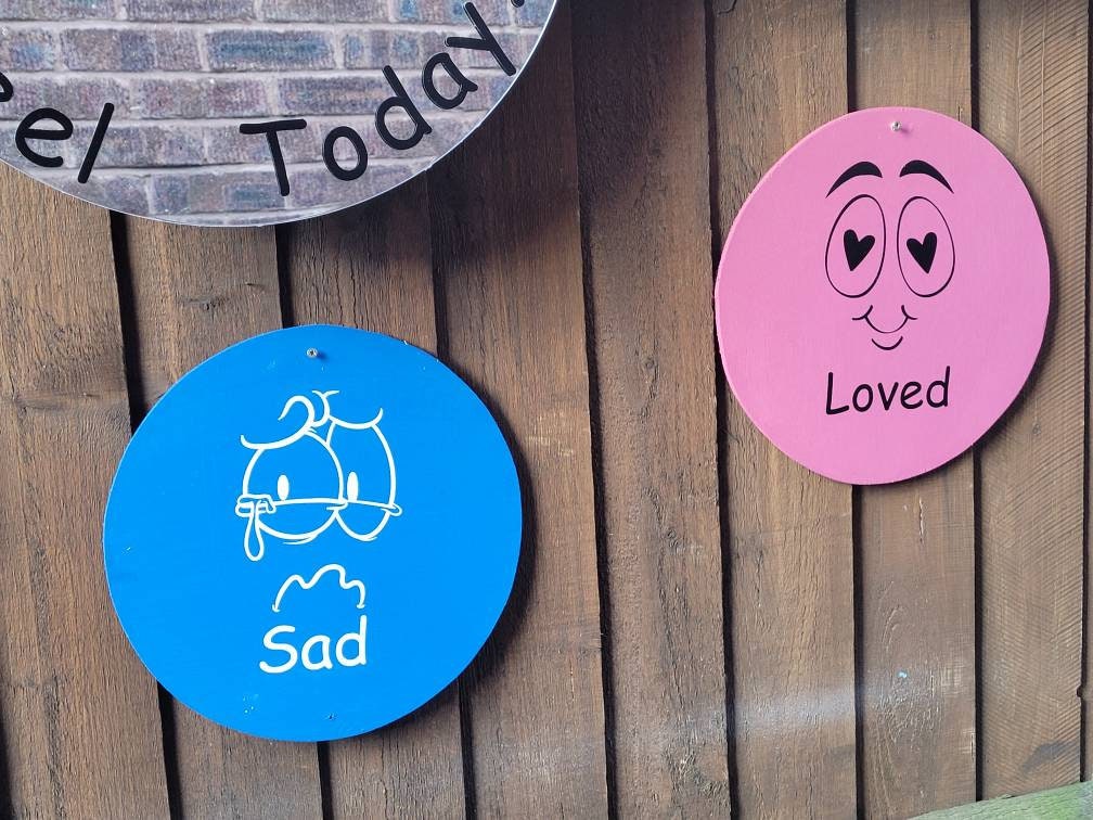 SET OF 8 ACRYLIC EMOTIONS DISCS, WITH LARGER ACRYLIC  HOW DO YOU FEEL MIRROR
